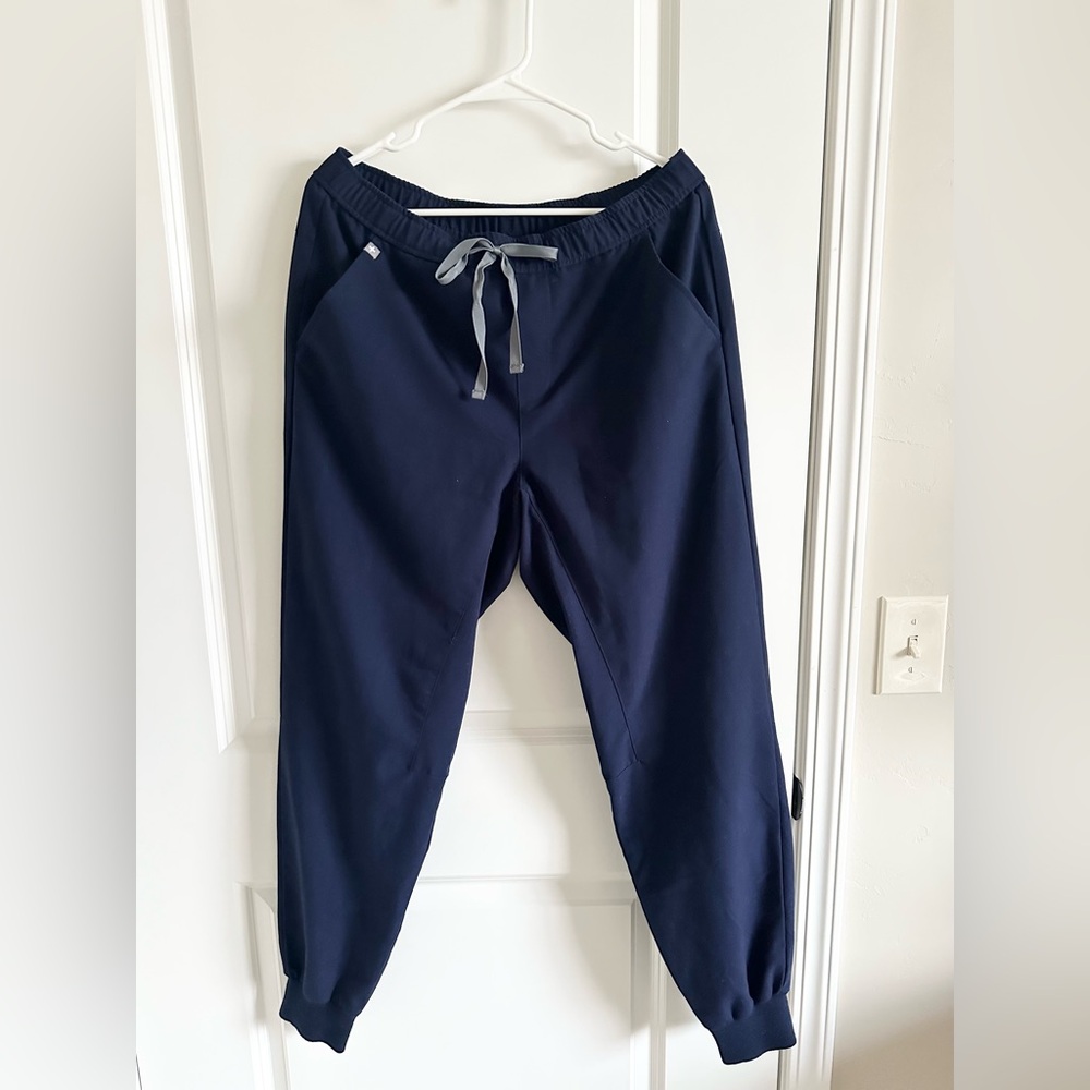 Fig’s men’s jogger scrub pants